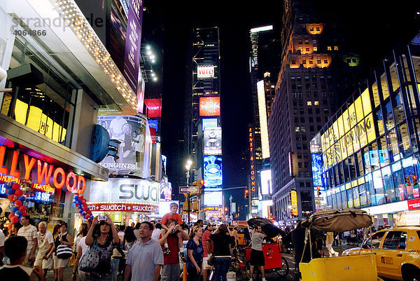 Times Square bei Nacht  Manhattan  New York City  New York  Vereinigte Staaten von Amerika  USA