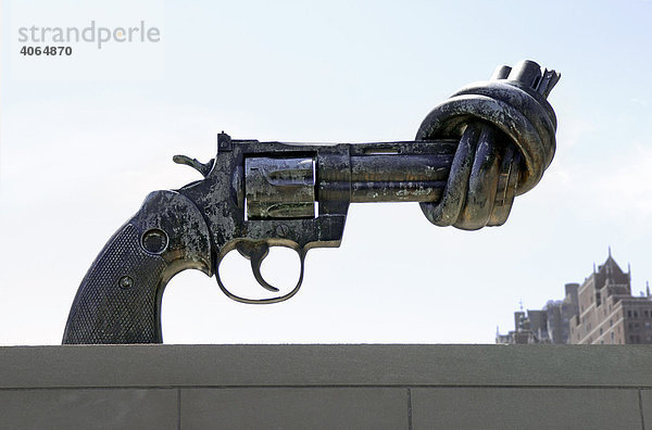 Skulptur NON VIOLENCE  Knotted Gun von Carl Fredrik Reuterswaerd  UN Gebäude  UNO Hauptsitz  Manhattan  New York City  New York  Vereinigte Staaten von Amerika  USA