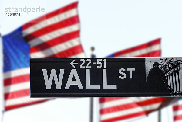 Wall Street  Straßenschild vor Nationalflaggen  Börse  New York Stock Exchange  Financial District  Manhattan  New York City  New York  Vereinigte Staaten von Amerika  USA