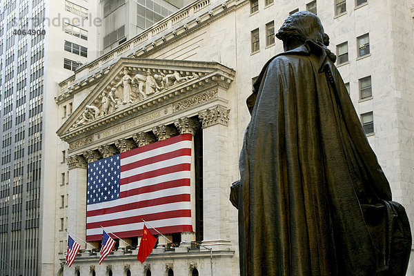 George-Washington-Denkmal vor der Federal Hall mit Blick auf die New York Stock Exchange  Börse  Nationalflagge  Wall Street  Financial District  Manhattan  New York City  New York  Vereinigte Staaten von Amerika  USA