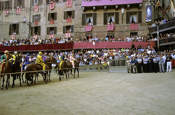 Historisches Pferderennen Palio  am Start mit Siegestrophäe  Piazza Il Campo  Siena  Toskana  Italien  Europa