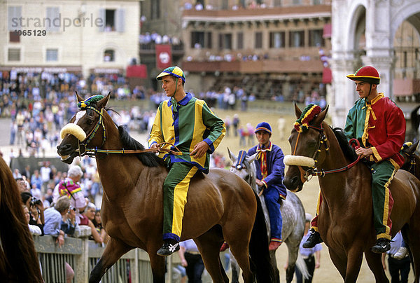 Historisches Pferderennen Palio  Jockeys begeben sich an den Start  Piazza Il Campo  Siena  Toskana  Italien  Europa