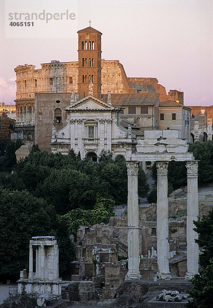 Kolosseum  S. Francesca Romana  Vesta-Tempel  drei Säulen des Kastor+Pollux-Tempels  Forum Romanum  Rom  Latium  Italien  Europa