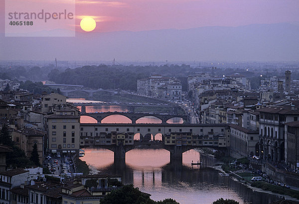 Arno  Ponte Vecchio  Sonnenuntergang  Florenz  Firenze  Toskana  Italien  Europa