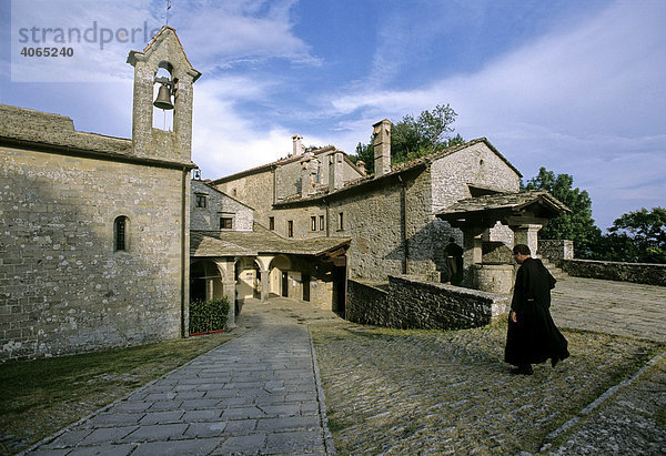 Mönch  Chiesa Santa Maria degli Angeli  Franziskanerkloster La Verna  Bibbiena  Casentino  Provinz Arezzo  Toskana  Italien  Europa