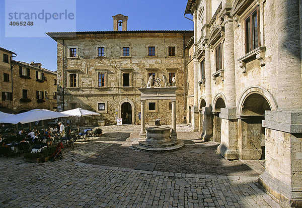 Straßencafé  Palazzo del Capitano del Popolo  Brunnen  Palazzo Tarugi  Piazza Grande  Montepulciano  Provinz Siena  Toskana  Italien  Europa