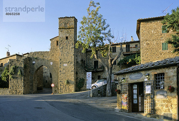 Mittelalterliches Tor  Monticchello  Provinz Siena  Toskana  Italien  Europa