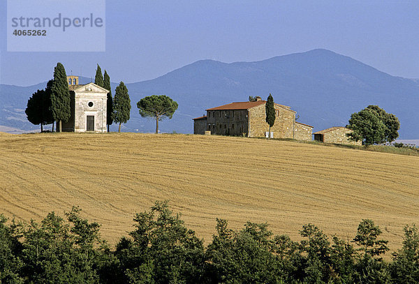 Capella di Vitaleta und Bauernhaus im Val d' Orcia bei San Quirico d' Orcia vor Monte Amiata  Provinz Siena  Toskana  Italien  Europa