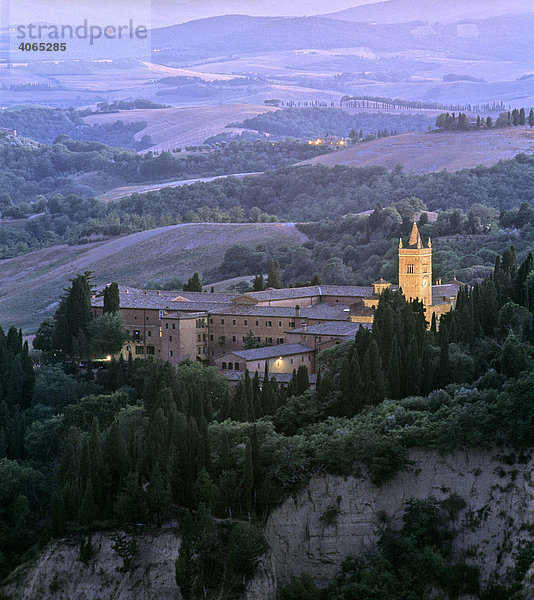 Abendlicht  Abtei Abbazia Monte Oliveto Maggiore  Crete bei Chiusure  Asciano  Provinz Siena  Toskana  Italien  Europa