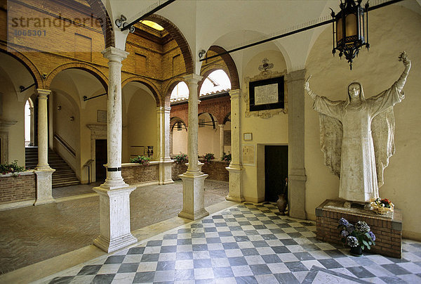 Santuario e Casa di Santa Caterina  Innenhof  Arkaden  Siena  Toskana  Italien  Europa