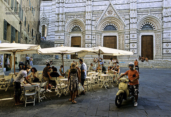 Dom Santa Maria Assunta  Baptisterium  Straßencafé  Piazza San Giovanni  Siena  Toskana  Italien  Europa