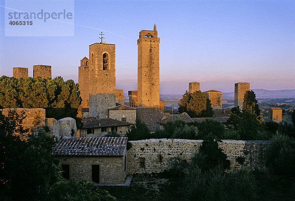 Geschlechtertürme  Mitte: Torre Grossa  San Gimignano  Provinz Siena  Toskana  Italien  Europa