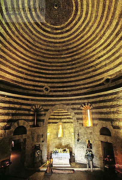 Oratorium  Rotunde  Capella di San Galgano  Kloster  Montesiepi bei Chiusdino  Provinz Siena  Toskana  Italien  Europa