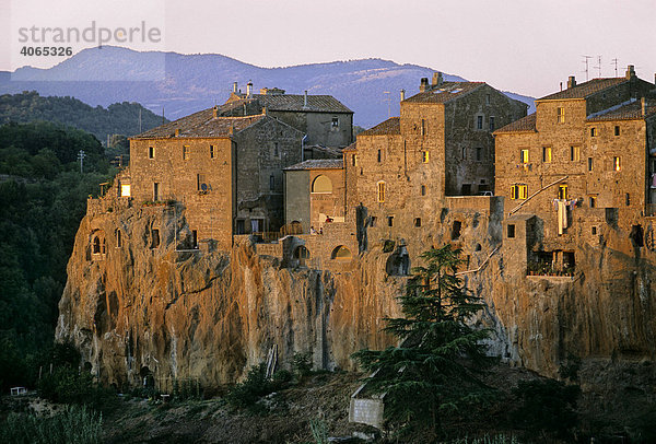 Häuser auf Tuffsteinfelsen  Pitigliano  Provinz Grosseto  Toskana  Italien  Europa