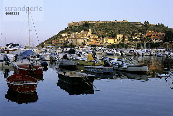 Boote  Hafen  mittelalterliche Festung  Port' Ercole  Monte Argentario  Maremma  Provinz Grosseto  Toskana  Italien  Europa