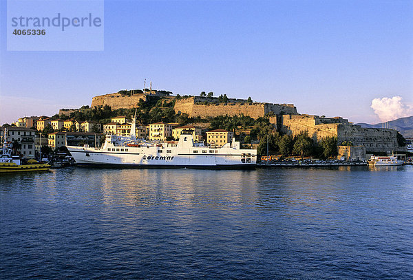 Fähre  Fährhafen  Festungsanlagen Forte Falcone  Portoferraio  Insel Elba  Provinz Livorno  Toskana  Italien  Europa