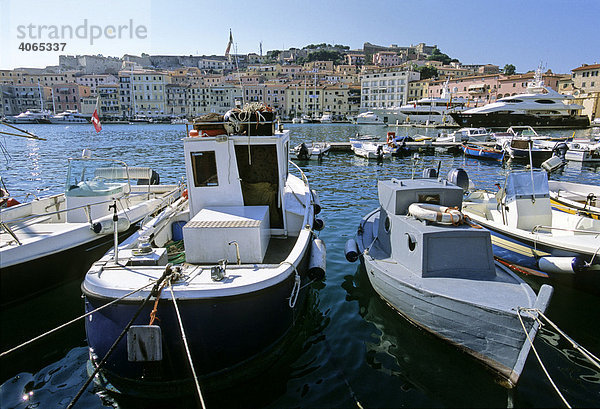 Darsena  Hafen mit Molo  Pier  Elba  Portoferraio  Insel Elba  Provinz Livorno  Toskana  Italien  Europa