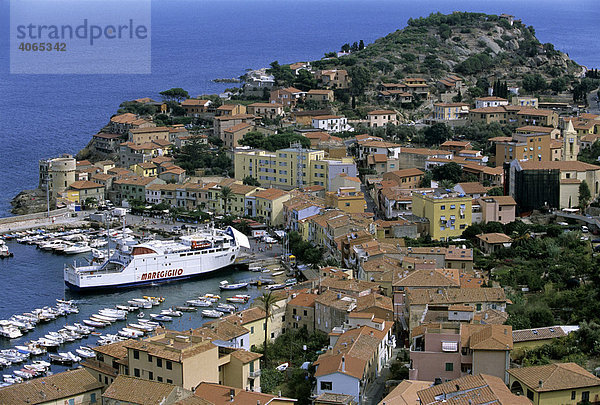 Hafen mit Fährschiff  Giglio Porto  Insel Giglio  Provinz Grosseto  Toskana  Italien  Europa