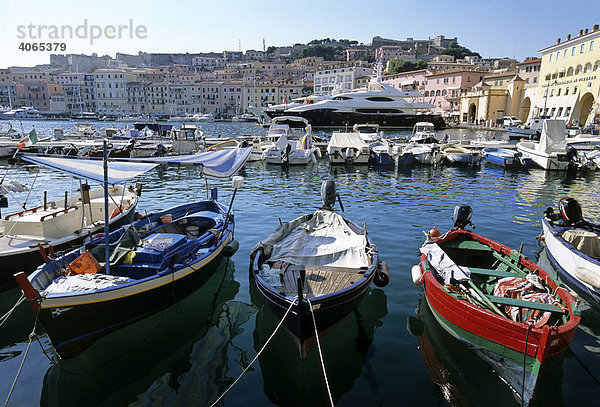 Darsena - Hafen  oben Forte Falcone  Portoferraio  Insel Elba  Provinz Livorno  Toskana  Italien  Europa