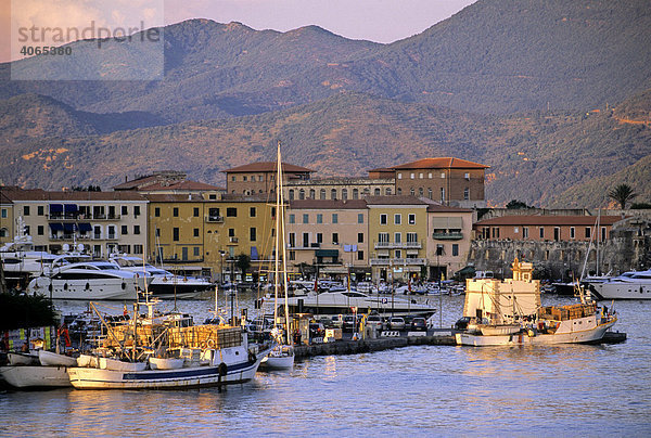 Molo (Pier) Gallo  Darsena - Hafen  Portoferraio  Insel Elba  Provinz Livorno  Toskana  Italien  Europa
