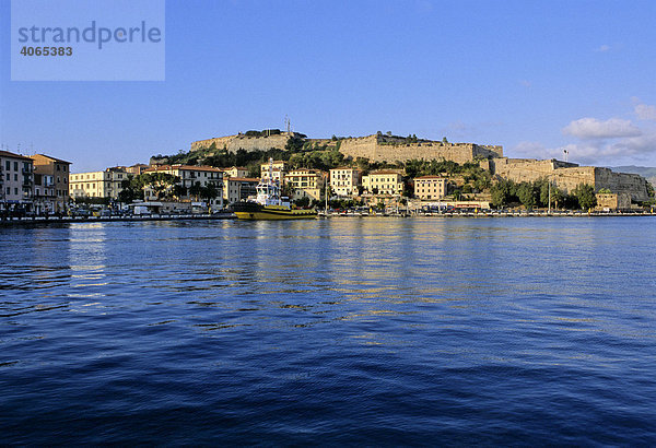 Fährhafen  Fortezze Medicee  Forte Falcone  Portoferraio  Insel Elba  Provinz Livorno  Toskana  Italien  Europa