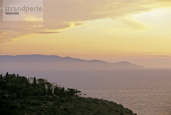 Hotelkomplex  Punta Cala Grande  hinten Isola del Giglio  Monte Argentario  Provinz Grosseto  Toskana  Italien  Europa