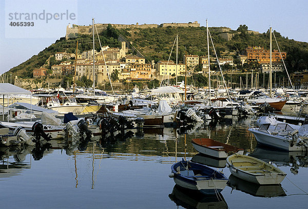 Hafen  spanische Festung  Port Ercole  Monte Argentario  Provinz Grosseto  Toskana  Italien  Europa