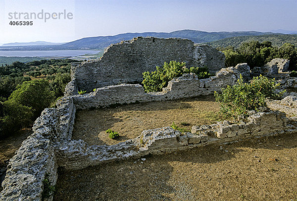 Kapitolstempel der Akropolis von Cosa  Ansedonia  hinten Lagune von Orbetello  Provinz Grosseto  Toskana  Italien  Europa