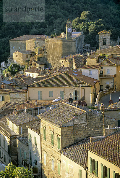 Terrasse Masso Leopoldino mit Uhrturm  Sorano  Provinz Grosseto  Toskana  Italien  Europa