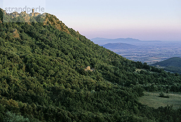 Blick aus den Hügeln bei Roccatederighi auf die Ebene der Maremma  Provinz Grosseto  Toskana  Italien  Europa