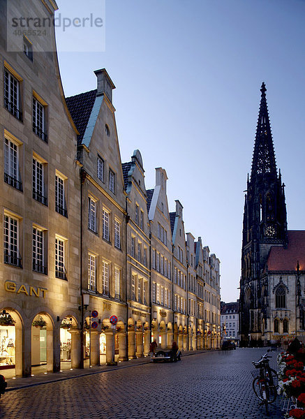 Prinzipalmarkt mit Lambertikirche  Münster  Münsterland  Nordrhein-Westfalen  Deutschland  Europa