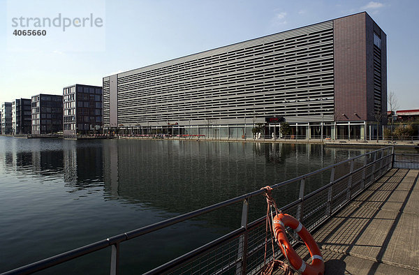 Bürogebäude und Parkhaus im Innenhafen  Duisburg  Ruhrgebiet  Nordrhein-Westfalen  Deutschland  Europa
