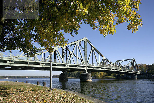 Glienicker Brücke zwischen Berlin und Potsdam  Berlin  Potsdam  Brandenburg  Deutschland  Europa