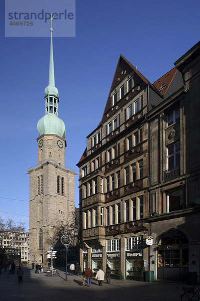 Reinoldikirche und Geschäftshaus am Markt  Dortmund  Nordrhein-Westfalen  Deutschland  Europa