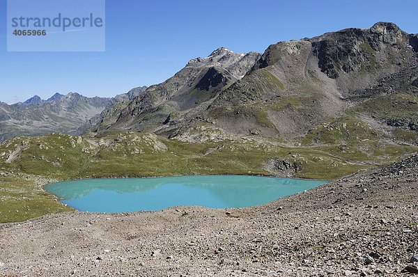 Durch Schmelzwasser milchig gefärbter Bergsee  Jörisee  Alpen  Schweiz  Europa