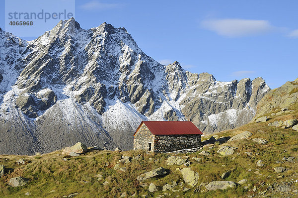 Berghütte vor verschneiten Gipfeln  Lei di Cima  Alpen  Schweiz  Europa