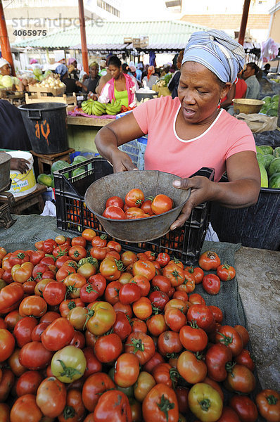 Marktfrau verkauft Tomaten  Praia  Insel Santiago  Kapverdische Inseln  Kap Verde  Afrika