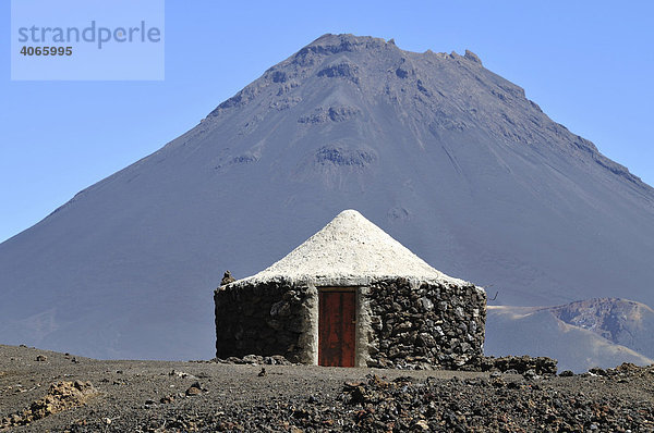 Traditionelle Hütte vor Pico de Fogo  Cha das Caldeiras  Insel Fogo  Kapverdische Inseln  Kap Verde  Afrika