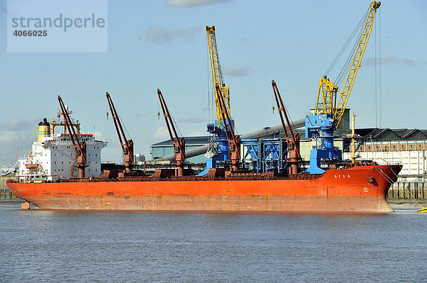 Frachter bei der Tate and Lyle Firma am Ufer der Themse im Osten Londons  Großbritannien  Europa
