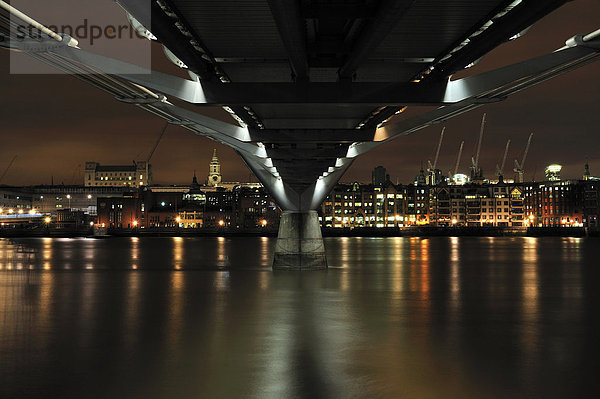 Millenium Bridge  Brücke überspannt die Themse von der Tate Modern zur St. Paul's Kathedrale  Nachtaufnahme  London  Großbritannien  Europa