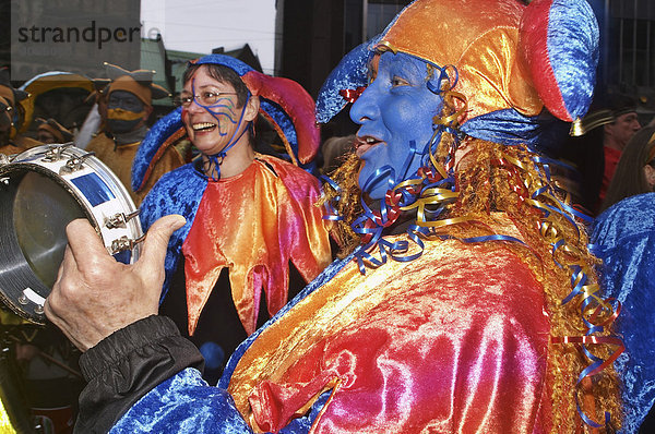 Fröhliche Trommlerinnen  Samba Karneval Bremen  Deutschland  Europa
