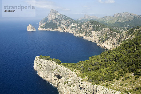 Blick vom Aussichtspunkt Mirador des Colomer auf das Cap de Formentor und die kleine Insel Colomer  Mallorca  Balearen  Spanien  Europa