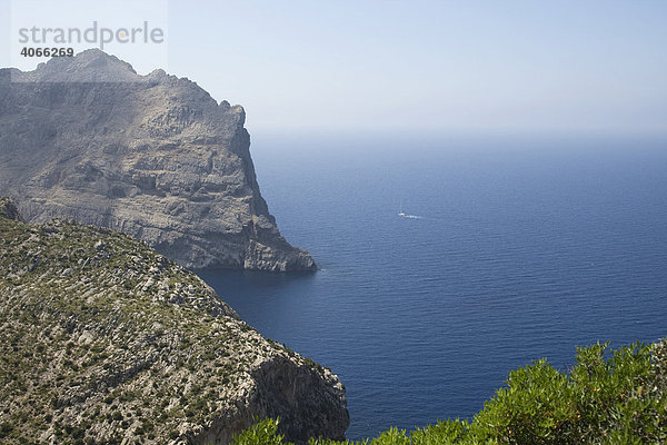 Felsen zur Bucht Cala Figuera am Cap Formentor  Mallorca  Balearen  Spanien  Europa