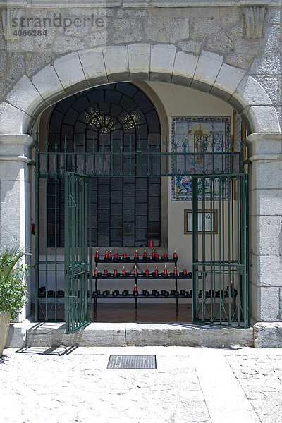 Opferkerzen im Eingangsbereich der Kirche des Knabenklosters Santuario de lluc  Gemeinde Escorca im Talkessel des Serra Tramuntana auf Mallorca  Balearen  Spanien  Europa