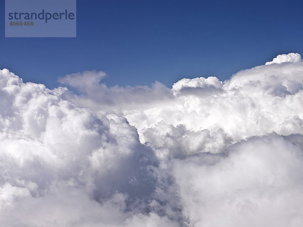 Über den Wolken  Wolken mit blauem Himmel