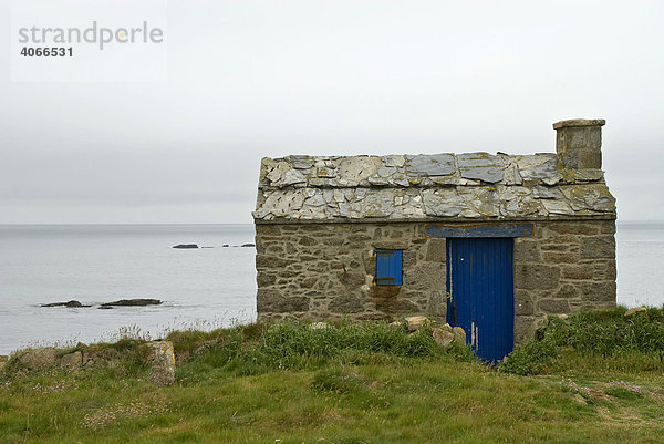 Kleines Steinhaus an der Küste bei Lanildut  Bretagne  Frankreich  Europa