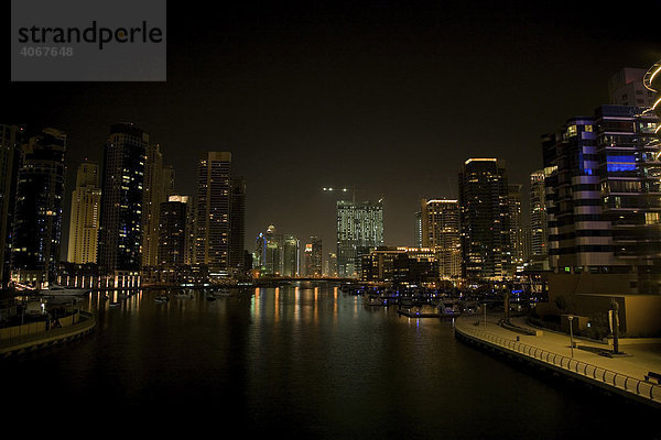 Moderne Gebäude  Hochhäuser  Nachtaufnahme  Dubai  Vereinigte Arabische Emirate  Naher Osten