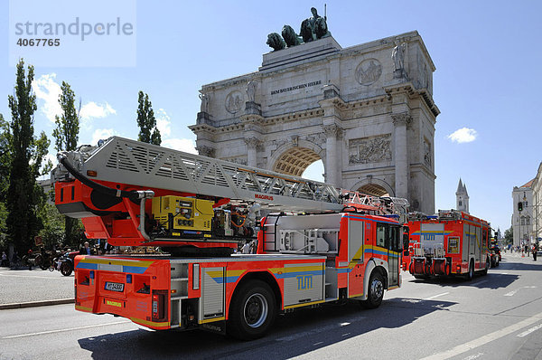 Feuerwehrfahrzeuge  Siegestor  München  Bayern  Deutschland  Europa