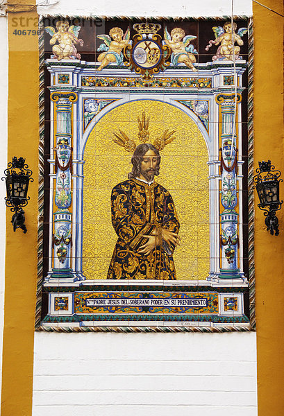 Bild von Jesus auf kunstvollen Keramiken auf einer Kirche in Cadiz  Andalusien  Spanien  Europa