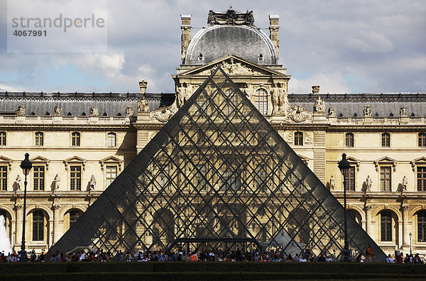 Glaspyramide vor Musee du Louvre  Paris  Frankreich